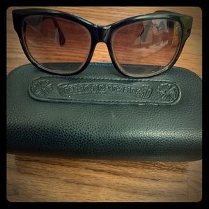 WOEMNS CHROME HEARTS SUN GLASSES AND CASE